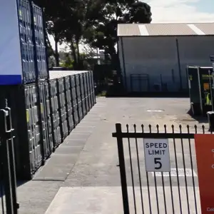 Ont om plats hemma eller på lagret? Testa self storage!