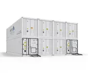 Arctic MegaStore modulära kylförvaringscontainrar visade i staplad konfiguration med rampåtkomst