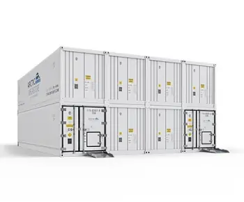Arctic MegaStore modulära kylförvaringscontainrar visade i staplad konfiguration med rampåtkomst