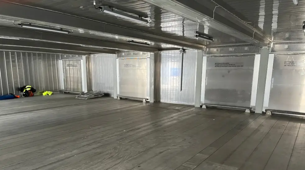 Modulär installation av kylförvaringscontainrar som bildar en SuperStore-enhet