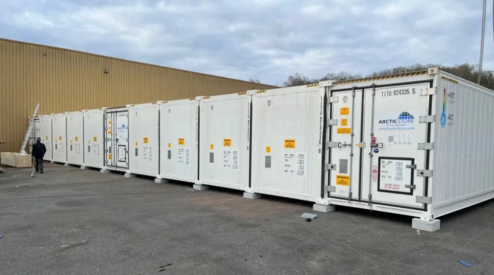 Modulär installation av kylförvaringscontainrar som bildar en SuperStore-enhet