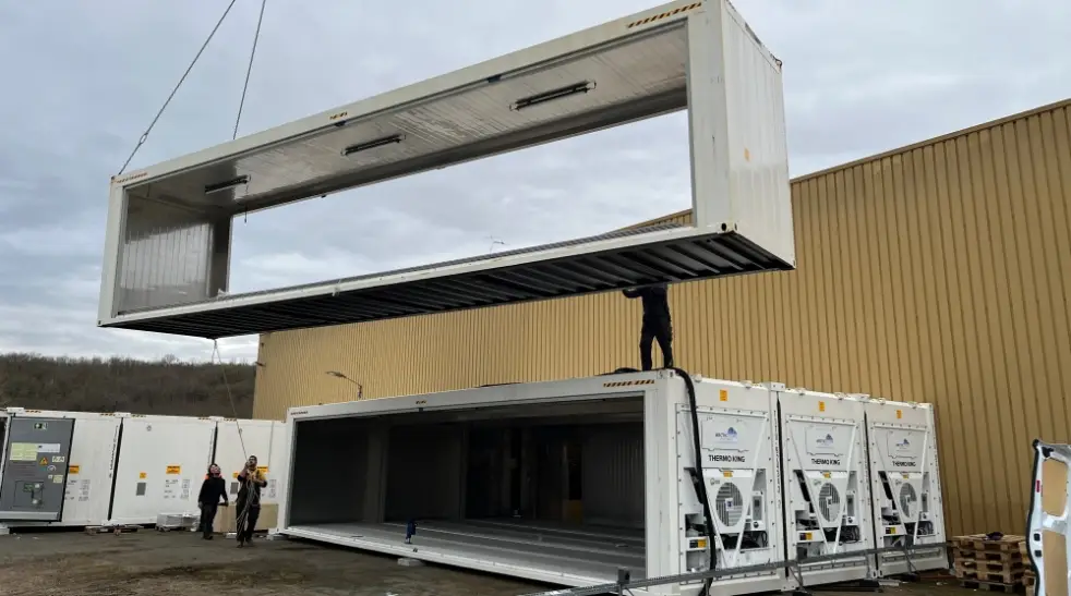 Modulär installation av kylförvaringscontainrar som bildar en SuperStore-enhet