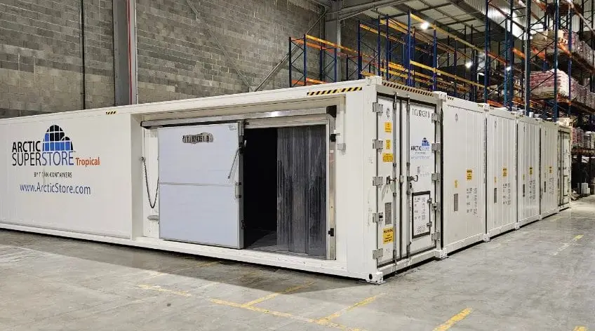 Modulär installation av kylförvaringscontainrar som bildar en SuperStore-enhet